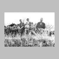 022-0370 Martha und Paul Bressem im August 1943 mit ihren Kindern Heinz und Ilse an der Deime. Die Dame links im Bild ist Margarete Eichstaedt aus Berlin..jpg